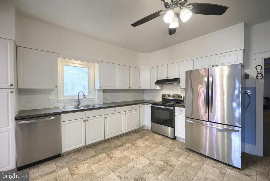 Image 2 of property listing at 116 S FRANKLIN ST, Red Lion, PA 17356