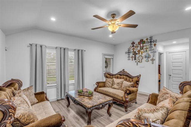 9802 Palm Royal Drive, Baytown, TX 77521