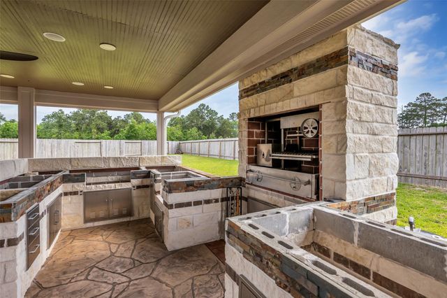 9802 Palm Royal Drive, Baytown, TX 77521
