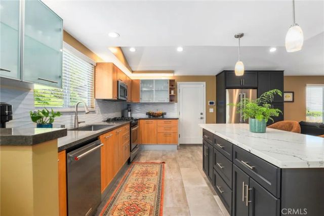 20516 Aetna Street, Woodland Hills, CA 91367