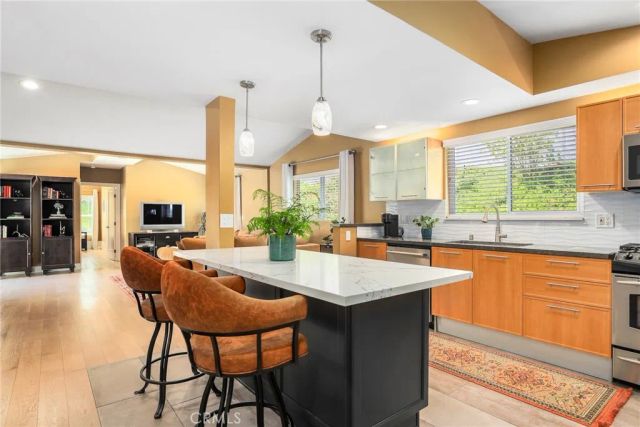 20516 Aetna Street, Woodland Hills, CA 91367