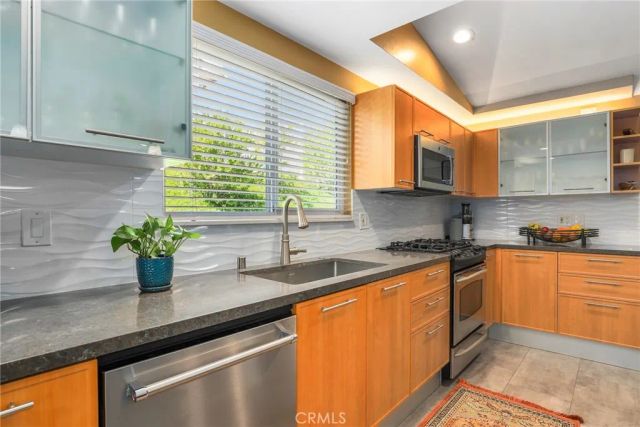 20516 Aetna Street, Woodland Hills, CA 91367