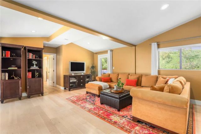 20516 Aetna Street, Woodland Hills, CA 91367