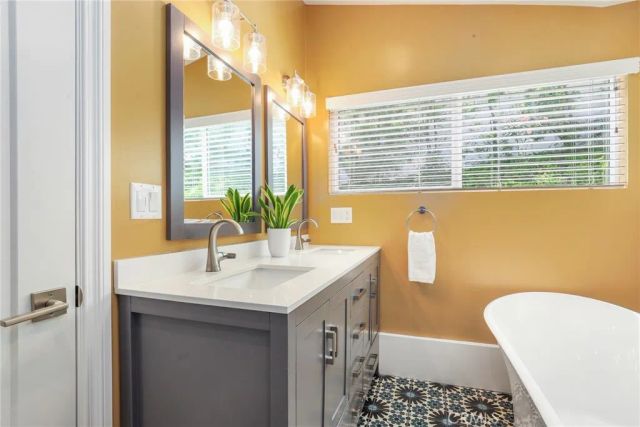 20516 Aetna Street, Woodland Hills, CA 91367