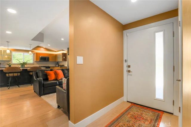 20516 Aetna Street, Woodland Hills, CA 91367