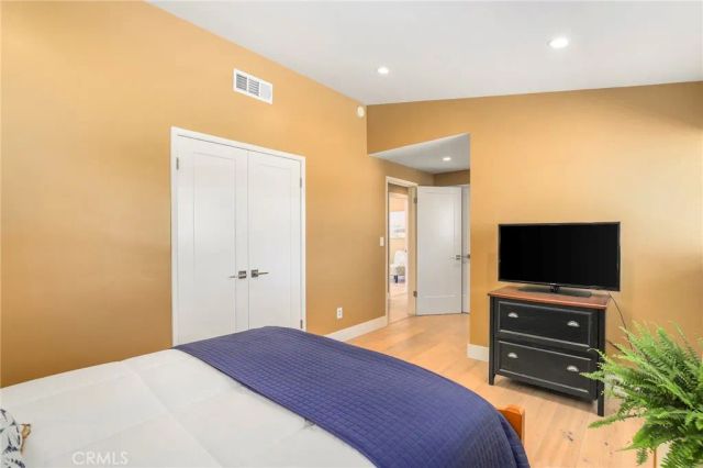 20516 Aetna Street, Woodland Hills, CA 91367