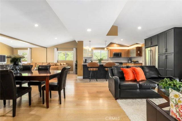 20516 Aetna Street, Woodland Hills, CA 91367