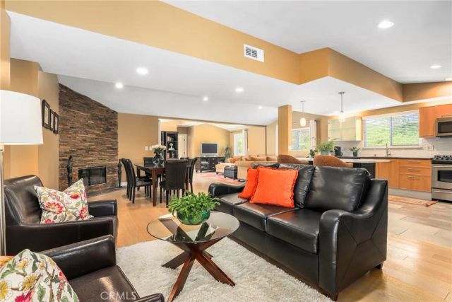 20516 Aetna Street, Woodland Hills, CA 91367