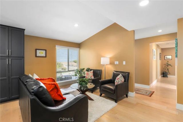 20516 Aetna Street, Woodland Hills, CA 91367