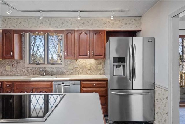 77 Zenith Dr, Worcester, MA 01602