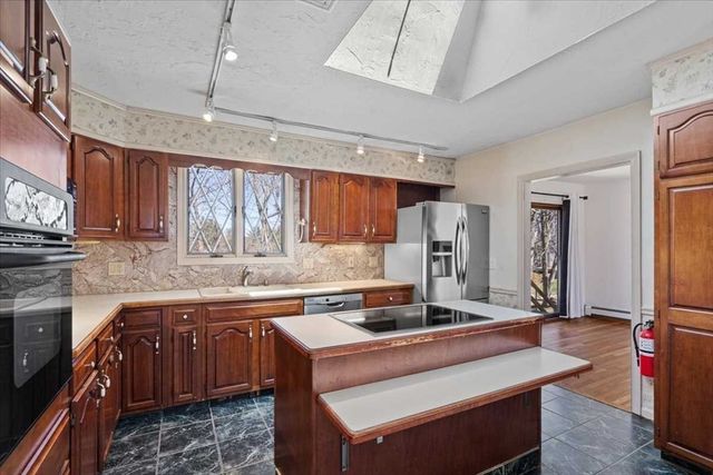 77 Zenith Dr, Worcester, MA 01602