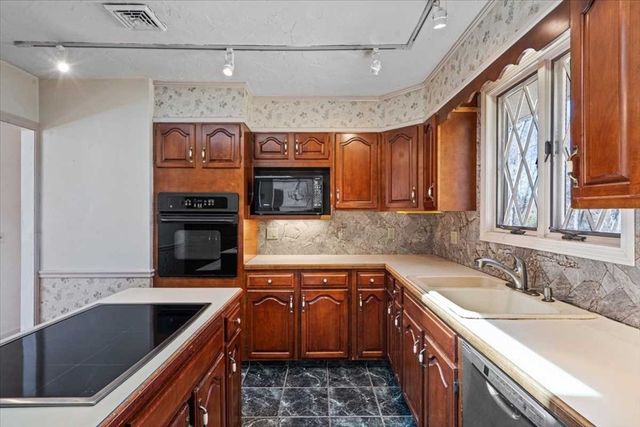 77 Zenith Dr, Worcester, MA 01602