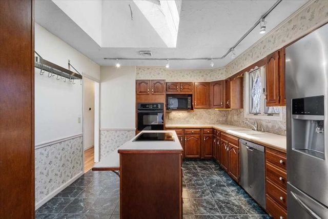 77 Zenith Dr, Worcester, MA 01602