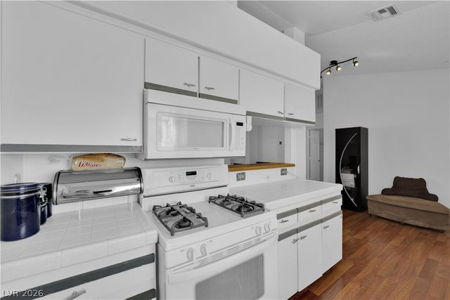 1600 North Torrey Pines Drive 202, Las Vegas, NV 89108