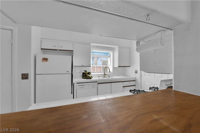 1600 North Torrey Pines Drive 202, Las Vegas, NV 89108