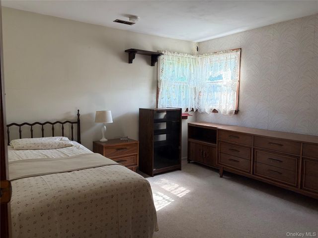 46 Margaret Drive E, Plainview, NY 11803