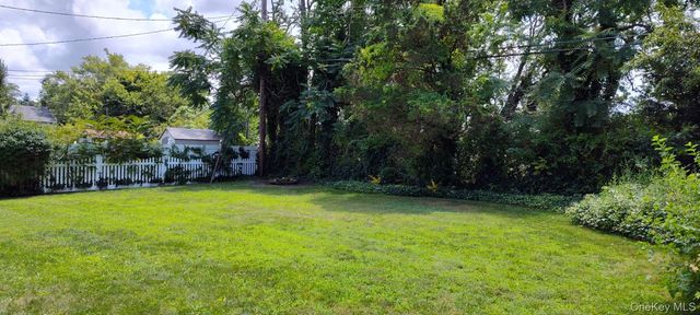 46 Margaret Drive E, Plainview, NY 11803