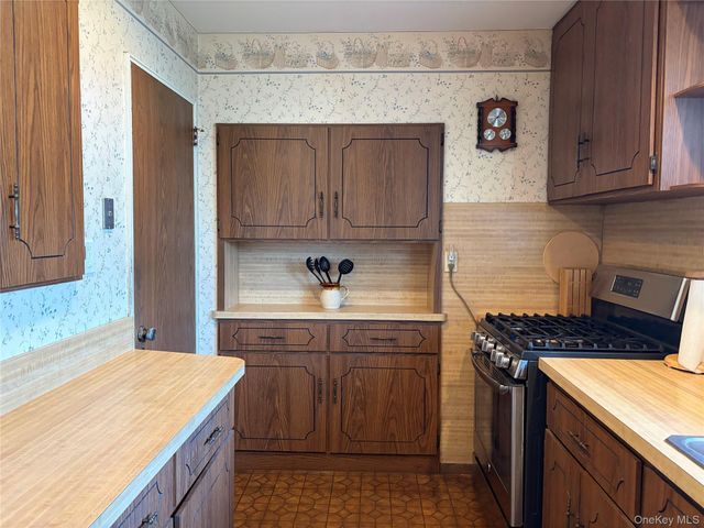 46 Margaret Drive E, Plainview, NY 11803