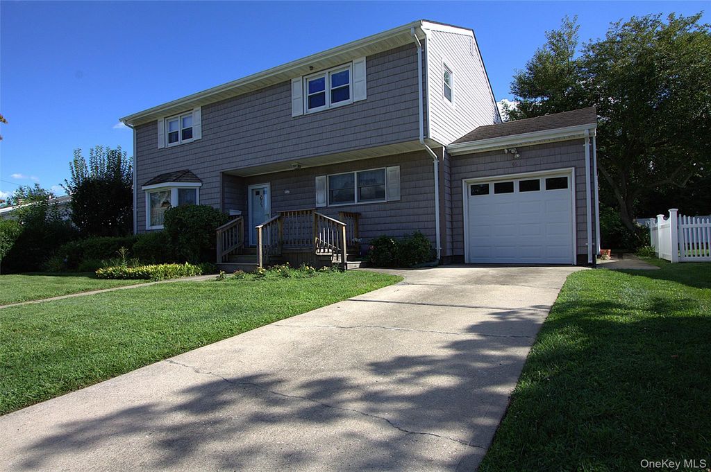 46 Margaret Drive E, Plainview, NY 11803 — photo 2