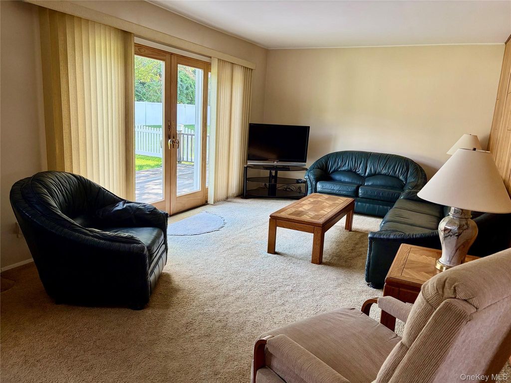 46 Margaret Drive E, Plainview, NY 11803 — photo 3