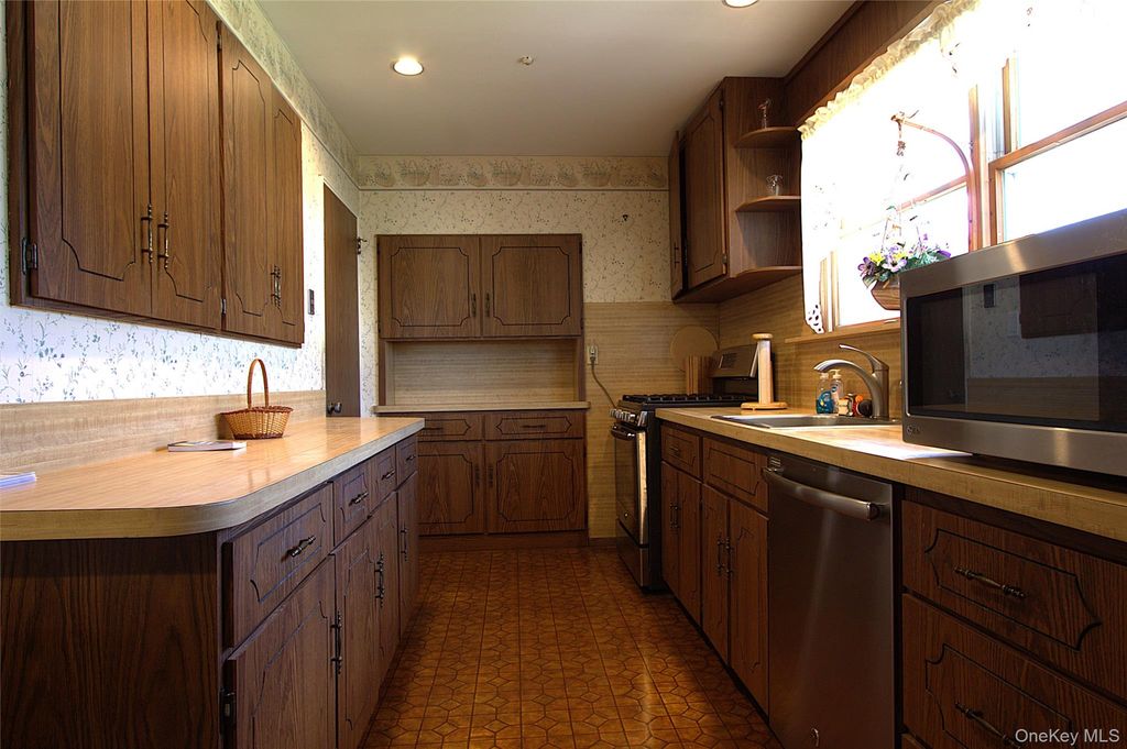 46 Margaret Drive E, Plainview, NY 11803 — photo 5