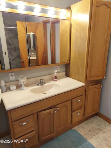 8 S Seltzer Street, Wapakoneta, OH 45895