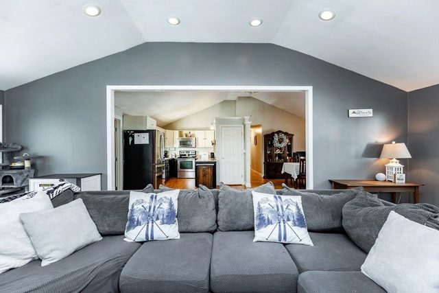 10 Richard Court, Raymond, NH 03077