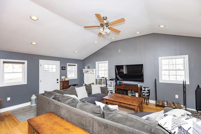 10 Richard Court, Raymond, NH 03077