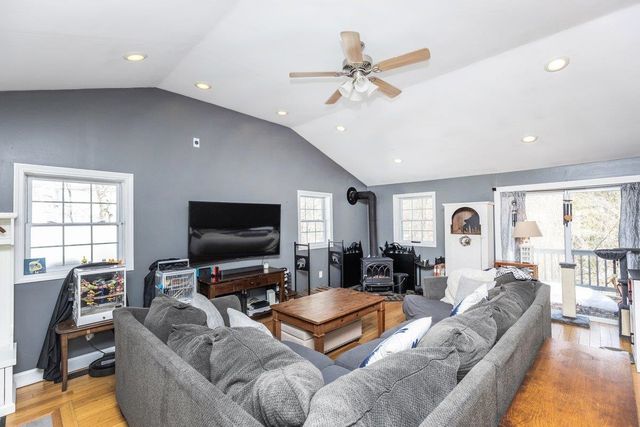 10 Richard Court, Raymond, NH 03077