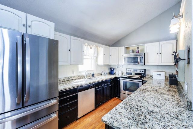 10 Richard Court, Raymond, NH 03077