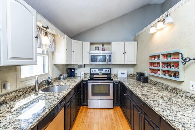 10 Richard Court, Raymond, NH 03077