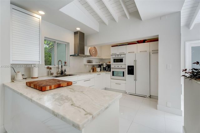 7501 W Adventure Ave, North Bay Village, FL 33141