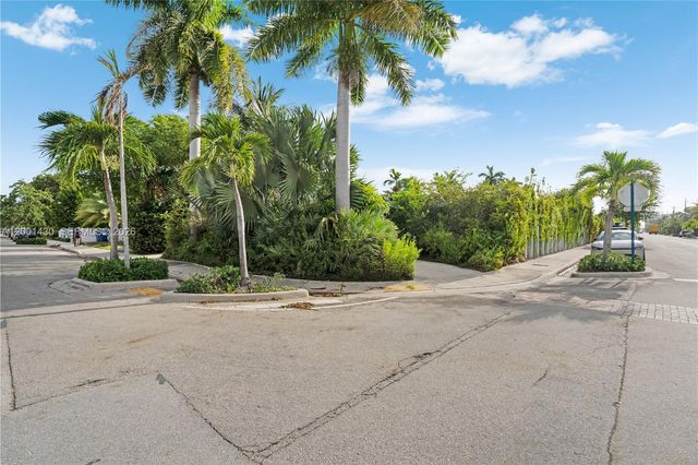 7501 W Adventure Ave, North Bay Village, FL 33141