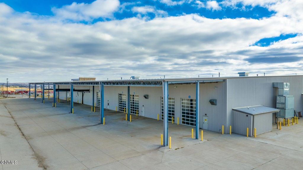 805 48th Avenue W, Williston, ND 58801 photo 3