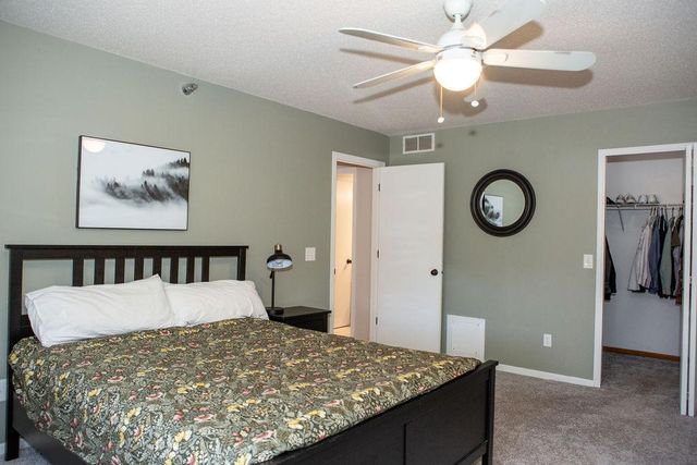 2556 Lockwood Drive 59, Mendota Heights, MN 55120