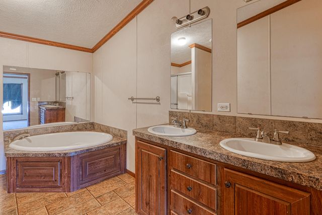 8 Capital Road, Edgewood, NM 87015