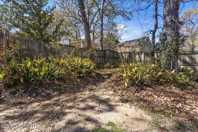 1618 Pear Orchard Place, Jackson, MS 39211