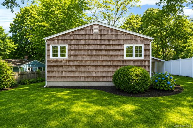 18 Roxbury Street, Huntington Station, NY 11746