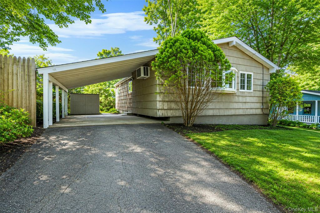 18 Roxbury Street, Huntington Station, NY 11746