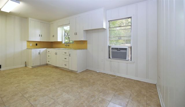 108 W Mink, Willis, TX 77378