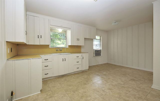 108 W Mink, Willis, TX 77378