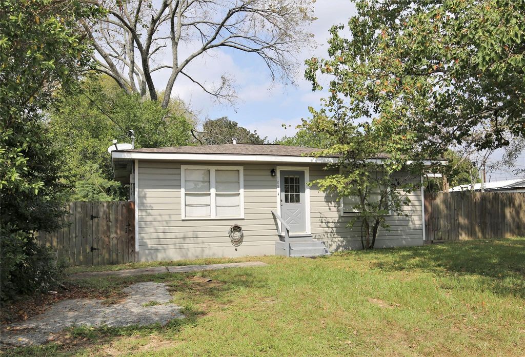 108 W Mink, Willis, TX 77378