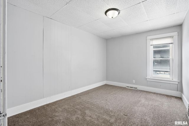 1649 FLORENCE Lane, Davenport, IA 52804