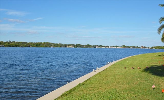 165 POMPANO DR SE, St Petersburg, FL 33705