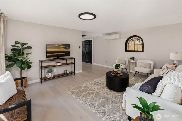 6209 Lake Washington Blvd NE, Kirkland, WA 98033