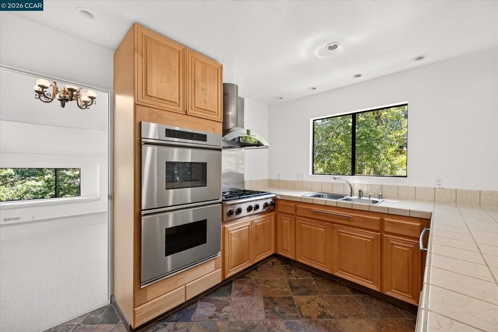 Image 11 of property listing at 53 Sleepy Hollow Ln, Orinda, CA 94563