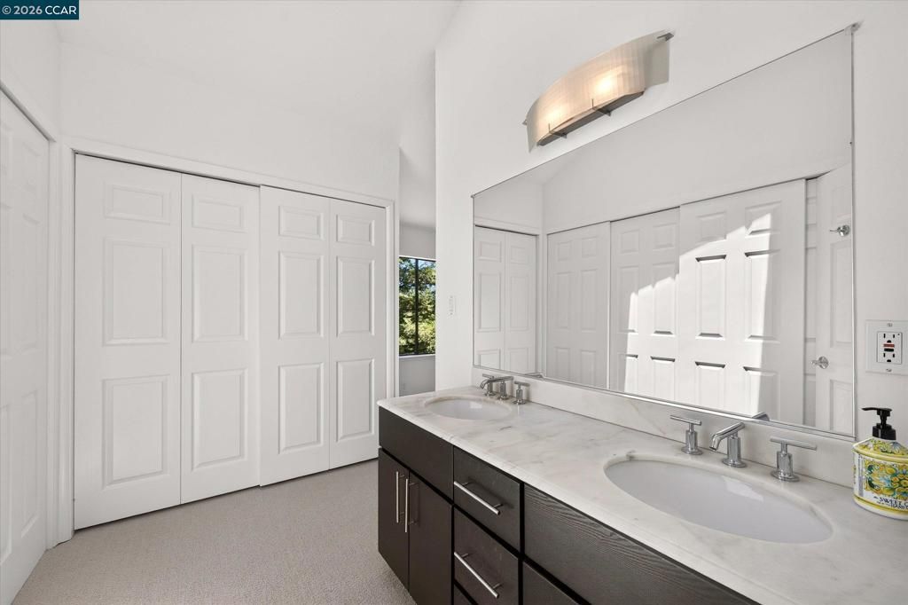 Image 22 of property listing at 53 Sleepy Hollow Ln, Orinda, CA 94563