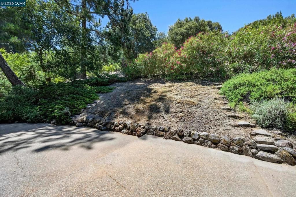 Image 29 of property listing at 53 Sleepy Hollow Ln, Orinda, CA 94563