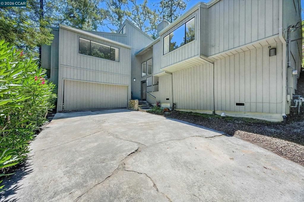 Image 3 of property listing at 53 Sleepy Hollow Ln, Orinda, CA 94563