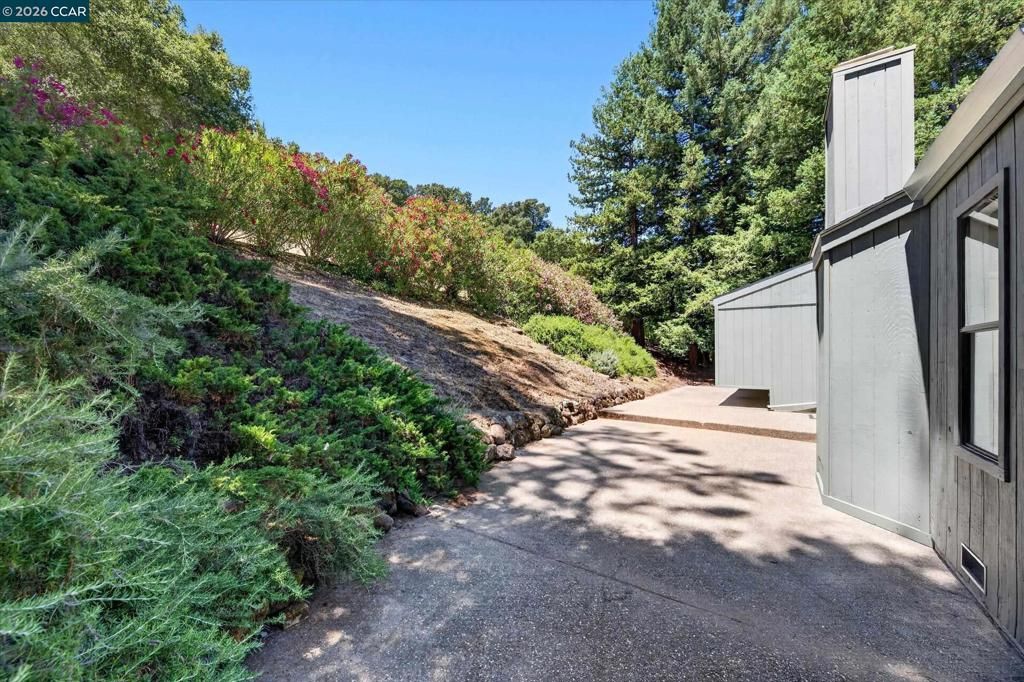 Image 4 of property listing at 53 Sleepy Hollow Ln, Orinda, CA 94563